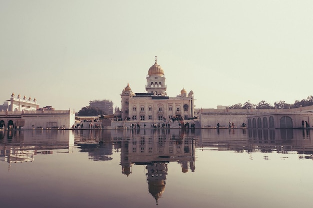 Gurdwara Bangla Sahib es el gurdwara sij más destacado Un gran estanque frente al templo