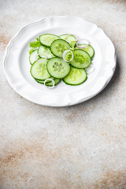 Foto gurke, grüner salat, frisches gemüse, essen, snack auf dem tisch, kopierraum, essenshintergrund, rustikal