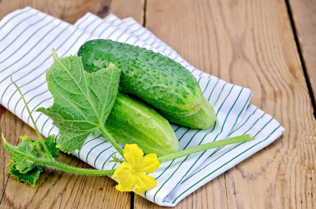 Gurke mit Blume und Deckchen auf dem Brett