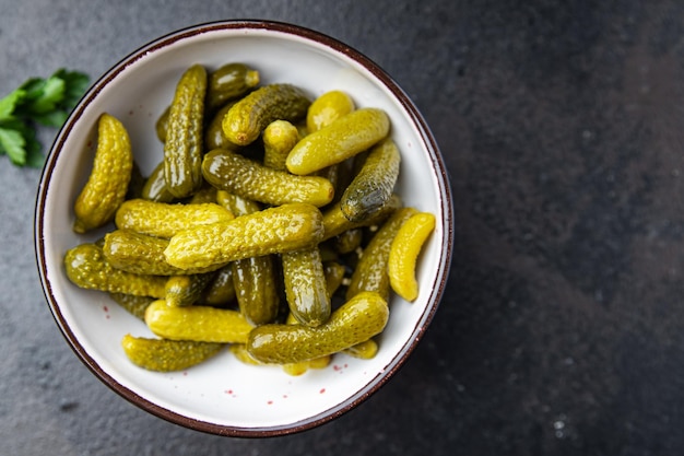 Gurken, gesalzene Gurken, eingelegtes Gemüse in einer Schüssel, frische Portion, gesunde Mahlzeit, Diät-Snack