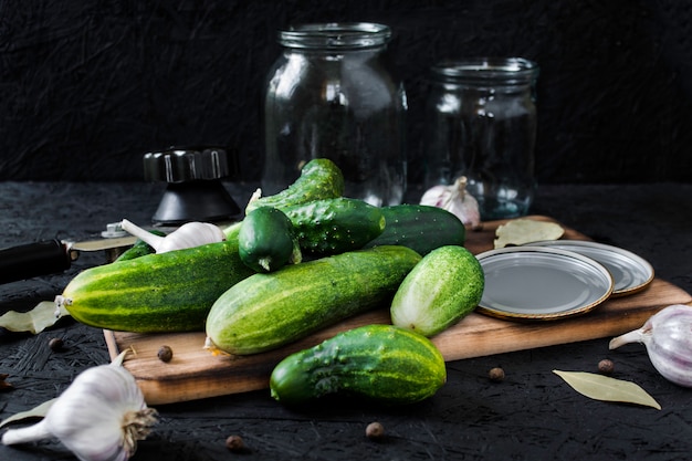 Gurken und Knoblauch auf einem Holzbrett