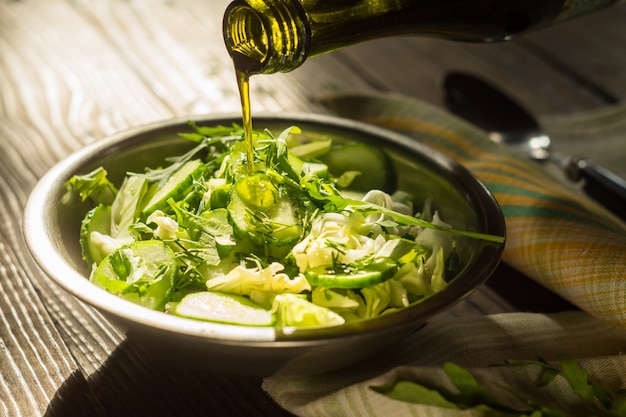 Gurken- und Kohlsalat mit Pflanzenöl