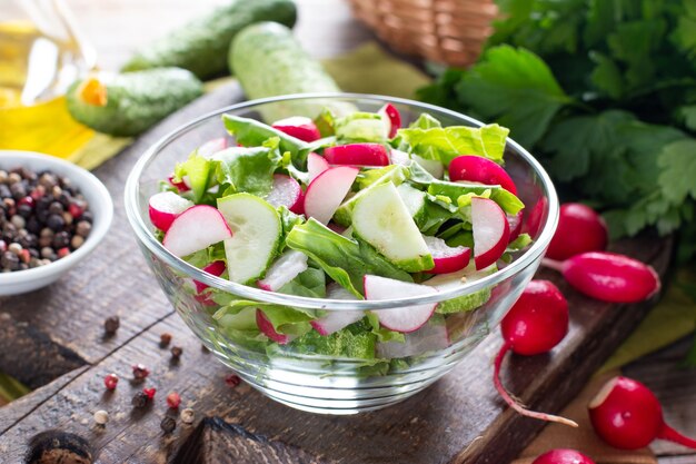 Gurken- und Rettichsalat in einer Glasplatte. Gesundes Essen, Diätkost