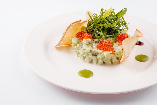 Gurken- und Roter-Kaviar-Tartar mit Rucola