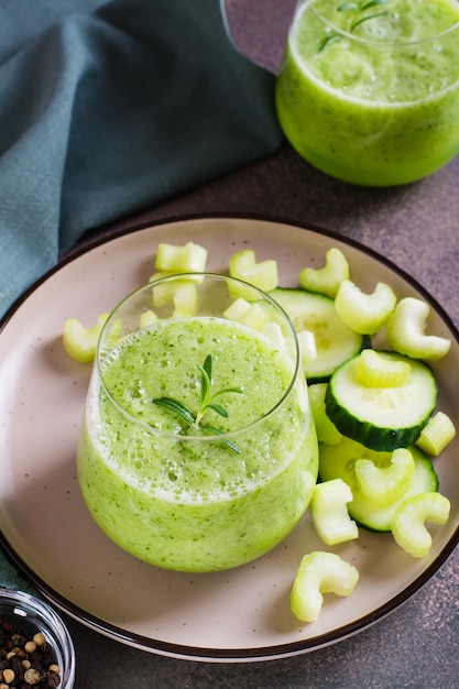 Gurken- und Sellerie-Smoothie für vegetarische Antioxidantien-Diät im Glas auf der vertikalen Tischansicht