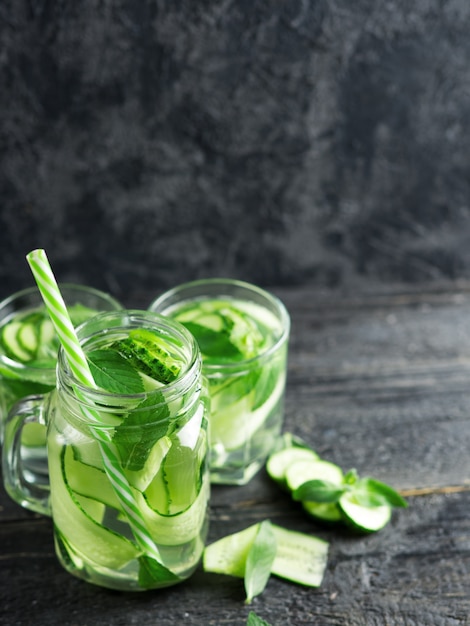 Gurkenentgiftungswasser mit Minzblättern im Glas