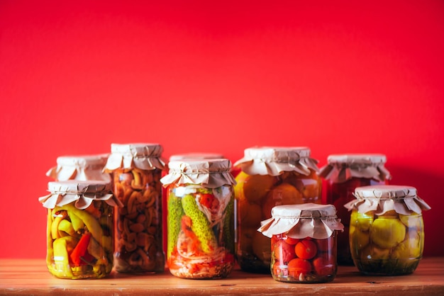 Gurkenkürbis und Tomaten beizen und in Glasgefäße konservieren Zutaten für die Gemüsekonservierung Gesundes fermentiertes Lebensmittelkonzept Erntelagerung