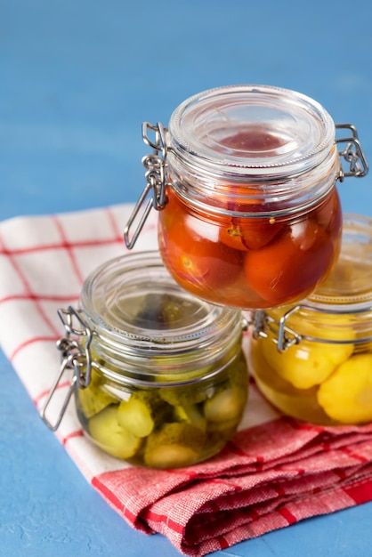 Gurkenkürbis und Tomaten eingelegt und in Glasgefäße eingemacht, um gesund fermentiert zu bleiben