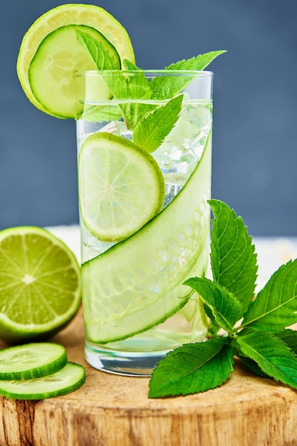 Gurkenlimonade und Minzlimonade erfrischendes Sommergetränk Glas Detox-Wasser für eine Diät