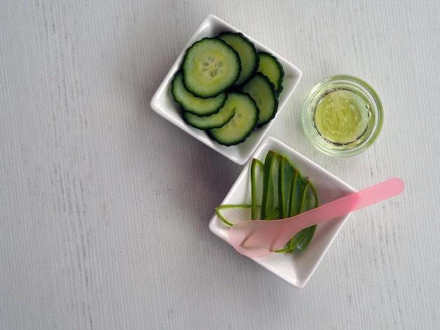 Gurkensaft zusammen mit etwas Aloe Vera Gel gut gemischt in einer Schüssel isoliert auf weißem Hintergrund