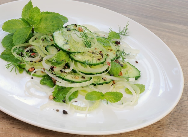 Gurkensalat, Lauch mit Minze und Gewürzen