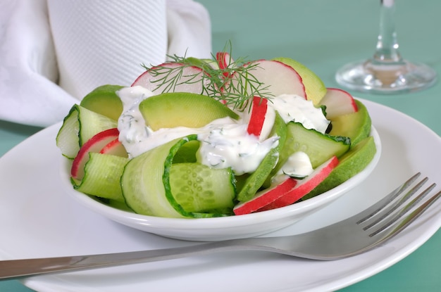 Gurkensalat mit radieschen-avocado-sahnesauce und dill