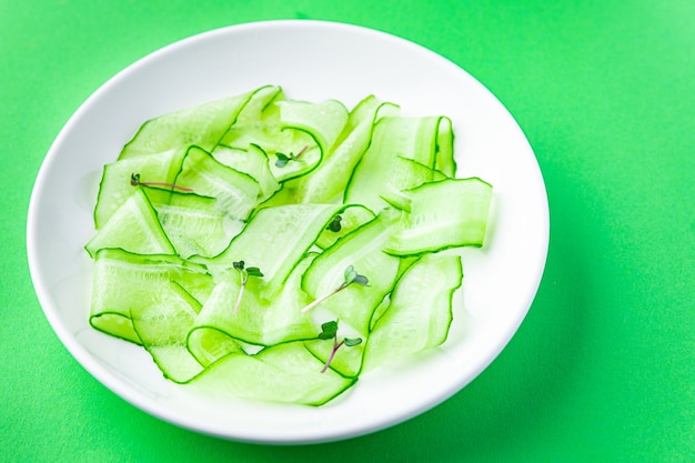 Gurkensalat schneidet Gemüse fertig zum Essen Snack auf dem Tisch kopieren Raum Essen Hintergrund