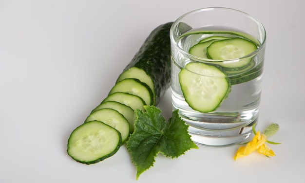 Gurkenwasser in einem Glas auf einem Tisch