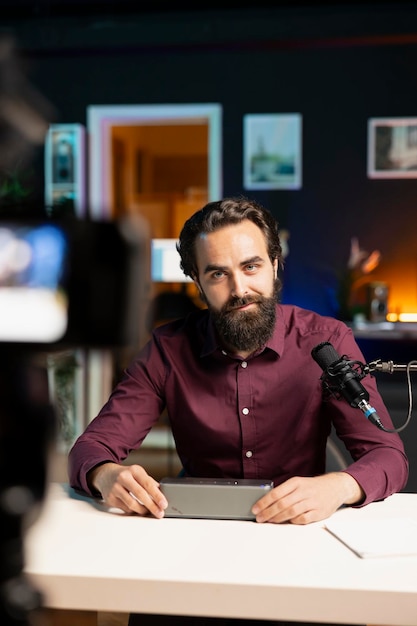 Gurú de la tecnología filmando una revisión de altavoces portátiles con una cámara profesional