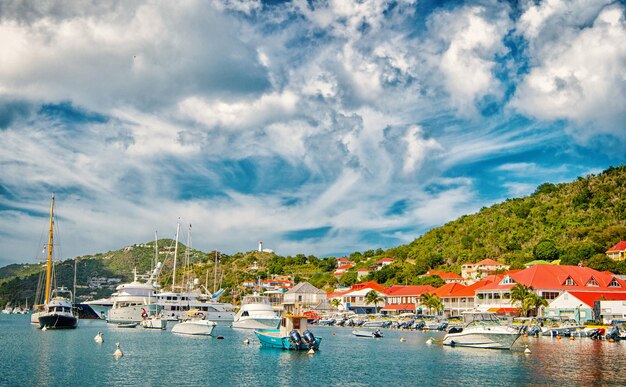 Gustavia, st.barts - 25. November 2015: Boote im Yachtclub oder Hafen im tropischen Hafen. Yachting und Segeln. Luxusreisen auf der Yacht. Wassertransport und Schiff. Sommerferien auf der Insel.