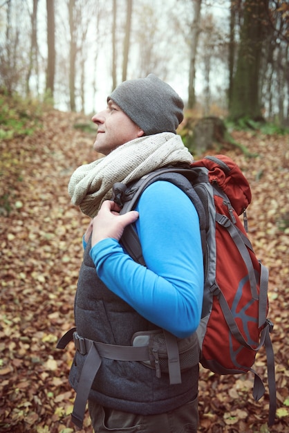 Foto gut ausgestatteter mann im wald