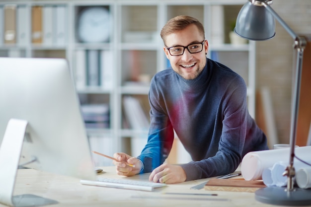 gut aussehende Arbeitsplatz Unternehmer überwachen glücklich