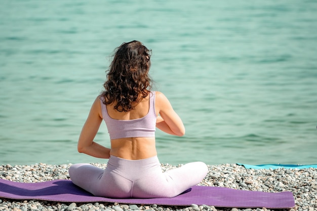 Gut aussehende Frau mittleren Alters mit schwarzhaarigem Fitnesstrainer in Leggings und Tops dabei