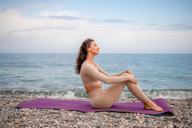 Gut aussehende Frau mittleren Alters mit schwarzhaarigem Fitnesstrainer in Leggings und Tops dabei