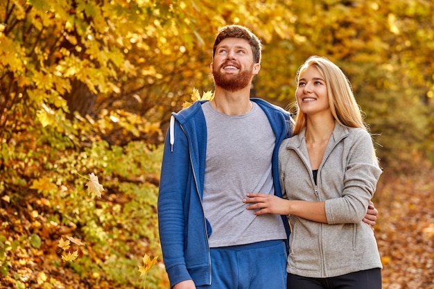 gut aussehende junge kaukasische Familie in der Herbstnatur