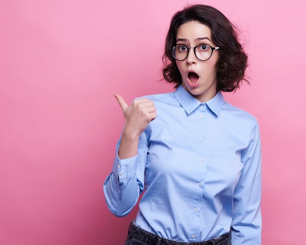 Gut aussehende junge kaukasische Frau in der runden transparenten Brille,