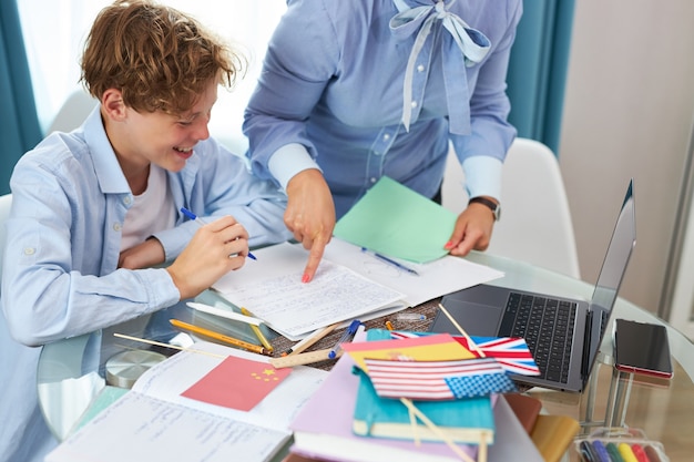 Gut aussehender Lehrer und Schüler haben Unterricht