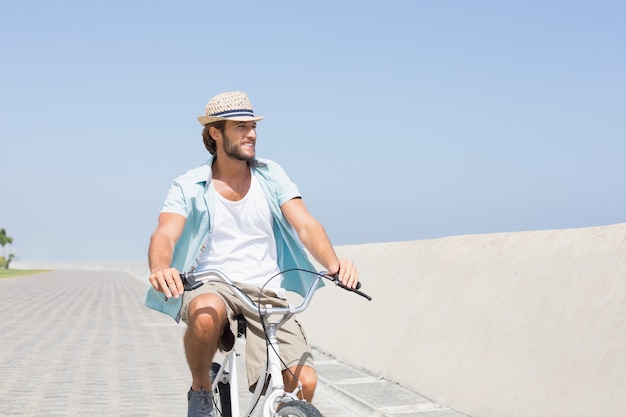 Gut aussehender Mann auf einer Fahrradfahrt