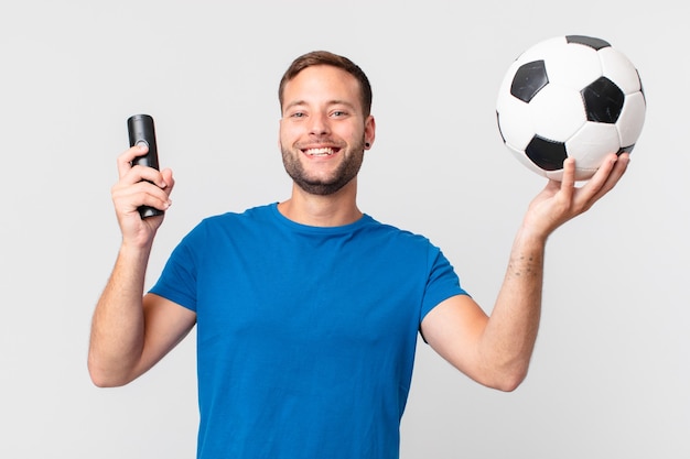 Gut aussehender Mann, der Fußball im Fernsehen guckt