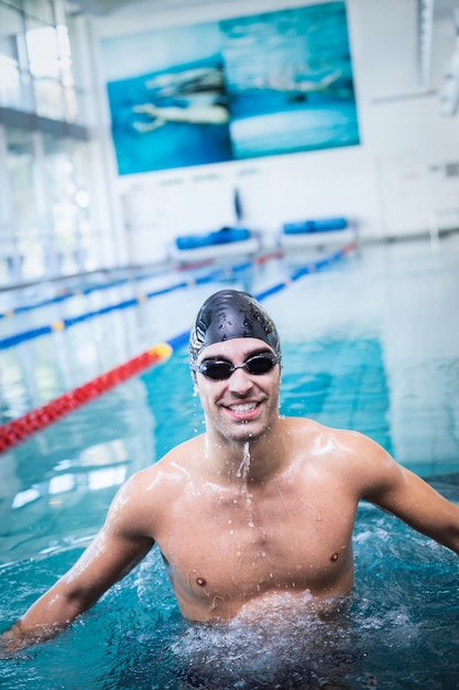 Gut aussehender Mann, der im Pool schwimmt