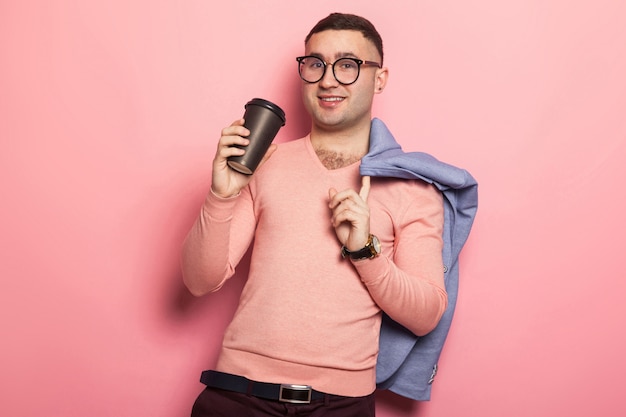 Gut aussehender Mann in der hellen Jacke mit Kaffeetasse