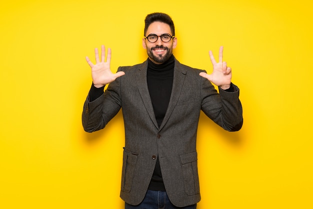 Gut aussehender Mann mit Brille zählen acht mit den Fingern