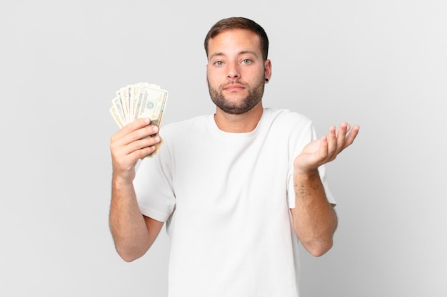 Gut aussehender Mann mit Dollar-Banknoten