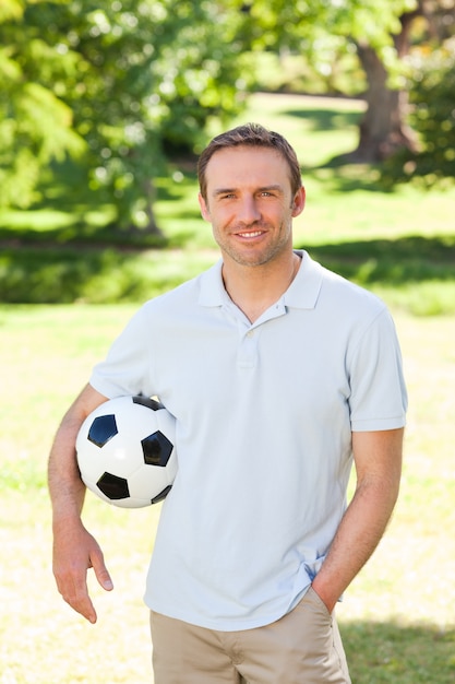 Gut aussehender Mann mit einem Ball