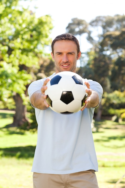 Gut aussehender Mann mit einem Ball