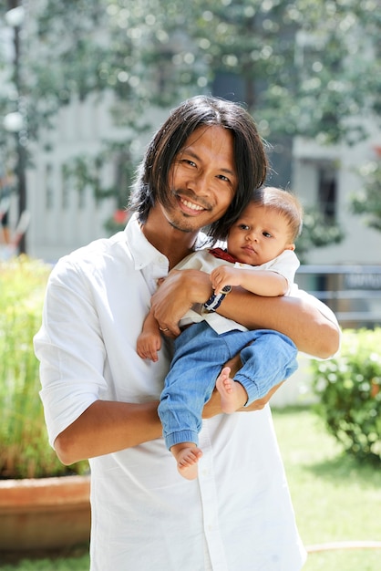 Gut aussehender Mann mit kleinem Baby