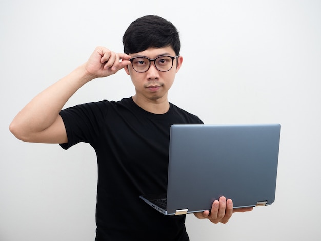 Gut aussehender Mann mit Laptop berühren seine Brille zuversichtlich Gesicht Geschäftsmann Konzept auf weißem Hintergrund