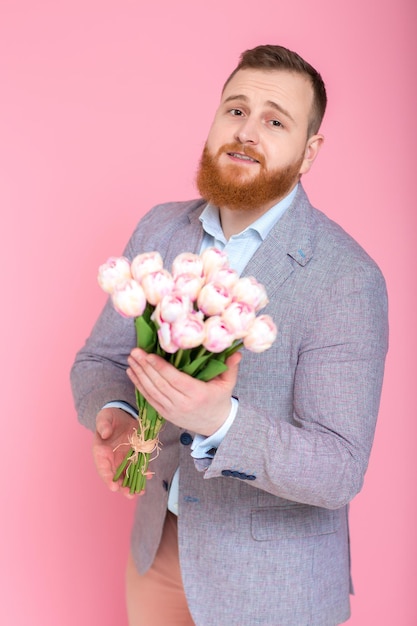 Gut aussehender Mann mit Tulpenstrauß