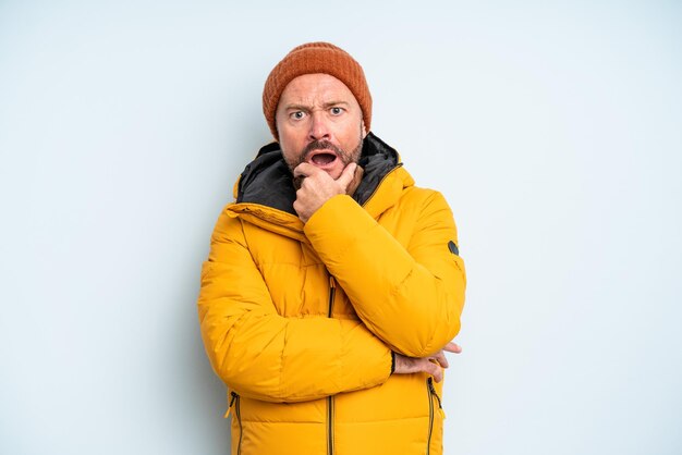 Gut aussehender Mann mittleren Alters. Konzept für kaltes Wetter