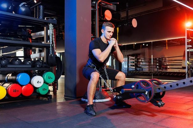 Gut aussehender muskulöser Mann, der schwere Übungen im Fitnessstudio durchführt. Gesunder Lebensstil