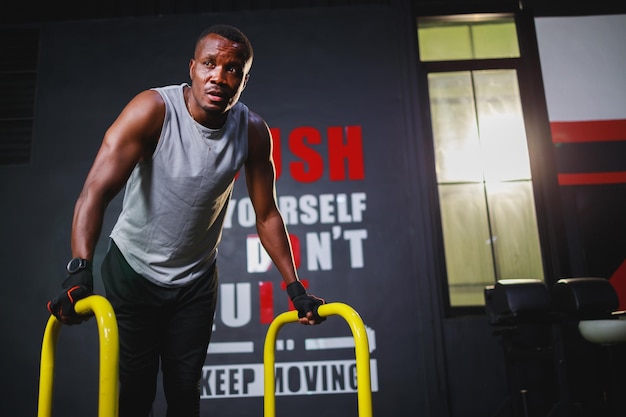 Gutaussehender afroamerikanischer Mann im Fitnessstudio Gesunder Lebensstil Kerl trainiert im Fitnessstudio