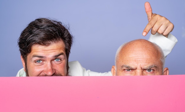 Gutaussehender bärtiger Mann mit Haaren oder kahlem Senior im Barbershop Zwei Porträts eines gealterten kahlen Mannes vor und nach dem Tragen einer Perücke