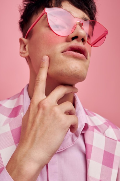Foto gutaussehender kerl rosa brille karierte jacke mode posiert unveränderten lebensstil