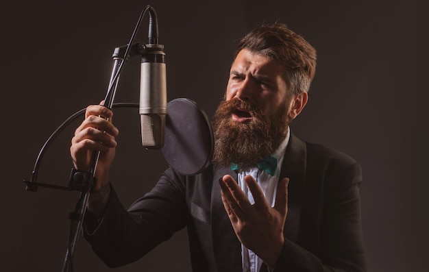 Gutaussehender Mann im Aufnahmestudio Musikleistung Vokalmusik Festival Sänger singt Lied mit am