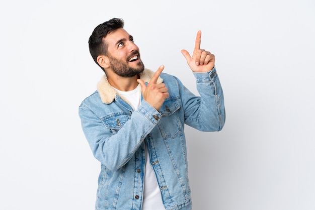 gutaussehender Mann mit Bart zeigt mit dem Zeigefinger eine tolle Idee