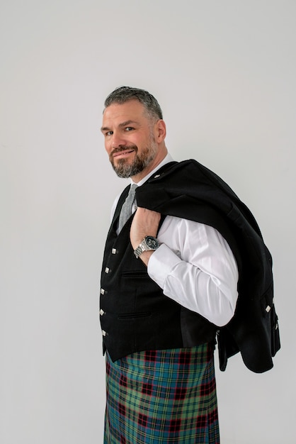 gutaussehender reifer mutiger stylischer Mann Schotte in Kilt und Anzug Style Fashion Lifestyleculture