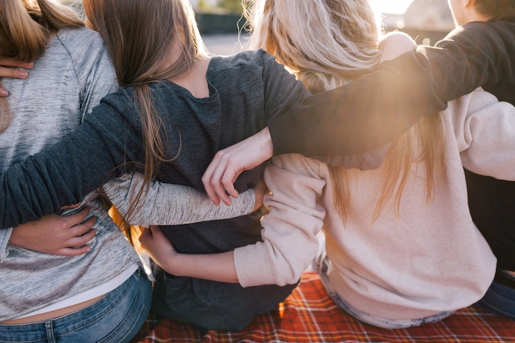 Foto gute freundschaft. schöne zeit draußen. nicht erkennbare jugendgruppe, kreative freizeitbeschäftigung
