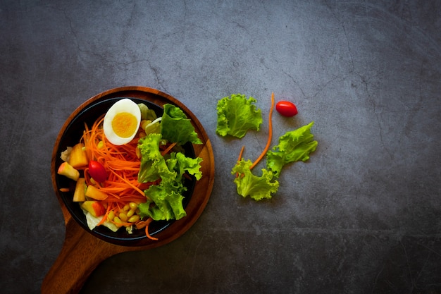 Gute Gesundheit und vegetarisches Konzept, gesunder Gemüsesalat des grünen Frischgemüses