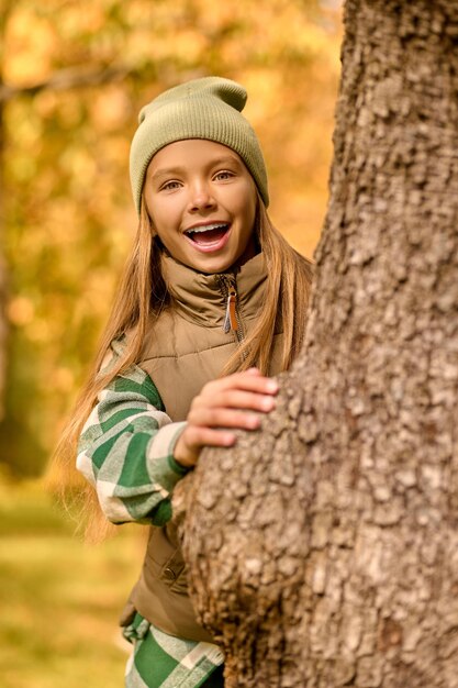 Foto gute laune. ein süßes mädchen, das sich beim spielen im park gut fühlt