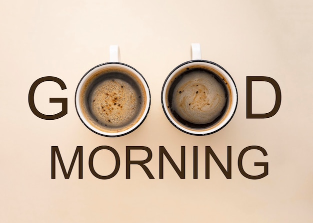 Guten-Morgen-Aufschrift aus zwei Tassen Kaffee, neutraler, warmer Hintergrund Positive Zitatbeschriftung